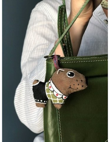 Sleutelhanger "Hond in t-shirt" - handgemaakt en handbeschilderd
