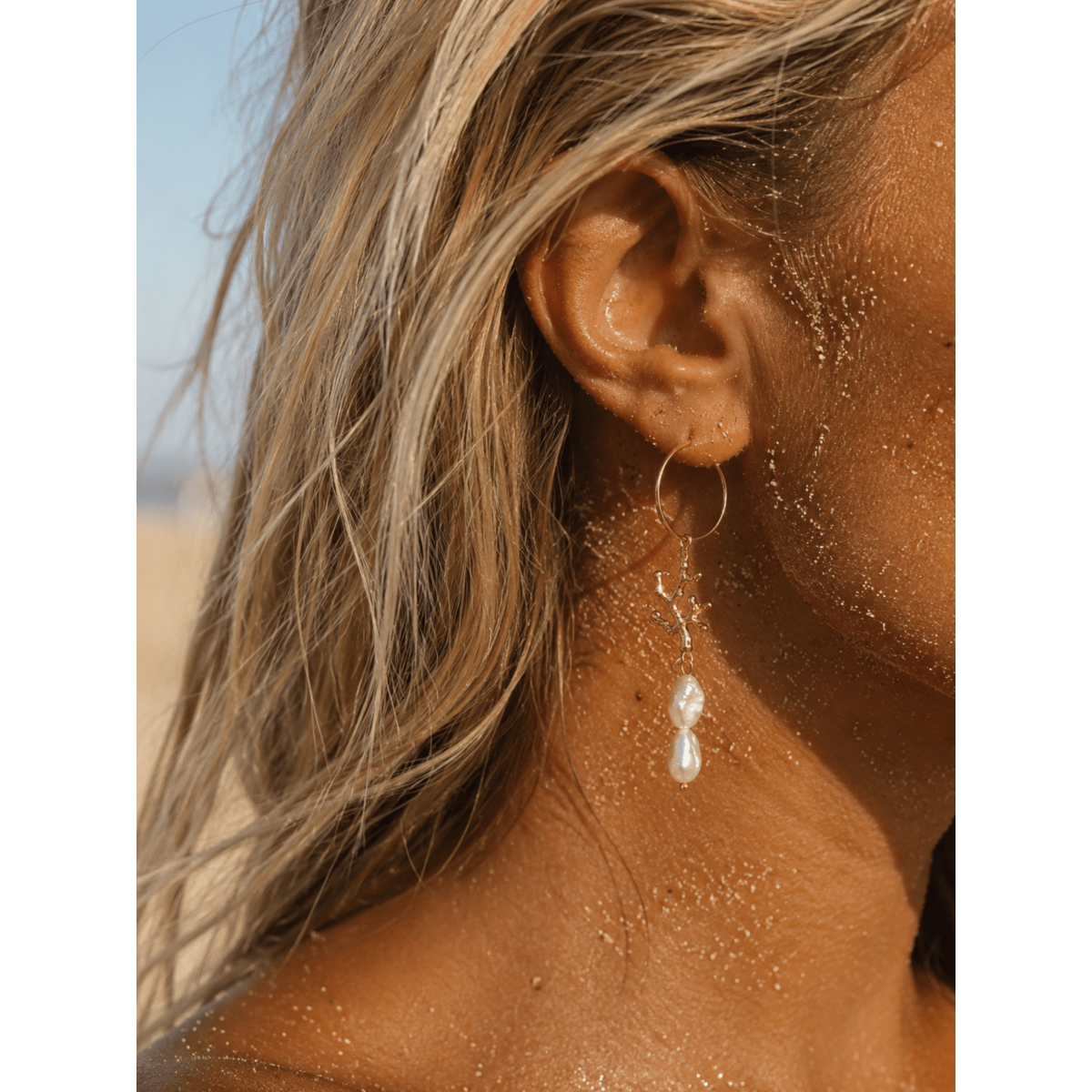Les boucles d’oreilles Coral Whisper