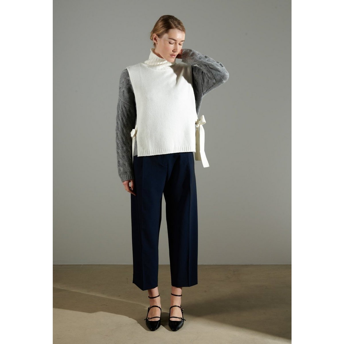 NAMI 15 Sleeveless 4-thread high-neck cardigan in ecru white cashmere