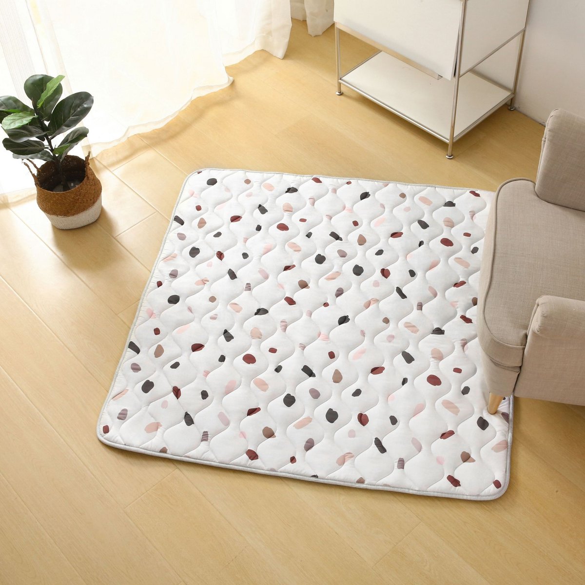 Matowa pikowana mata do zabawy Hakuna – konfetti (1,27 x 1,27 m)
