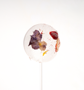 Suikervrije lolly met gevriesdroogde wilde aardbeien en broekbloemen