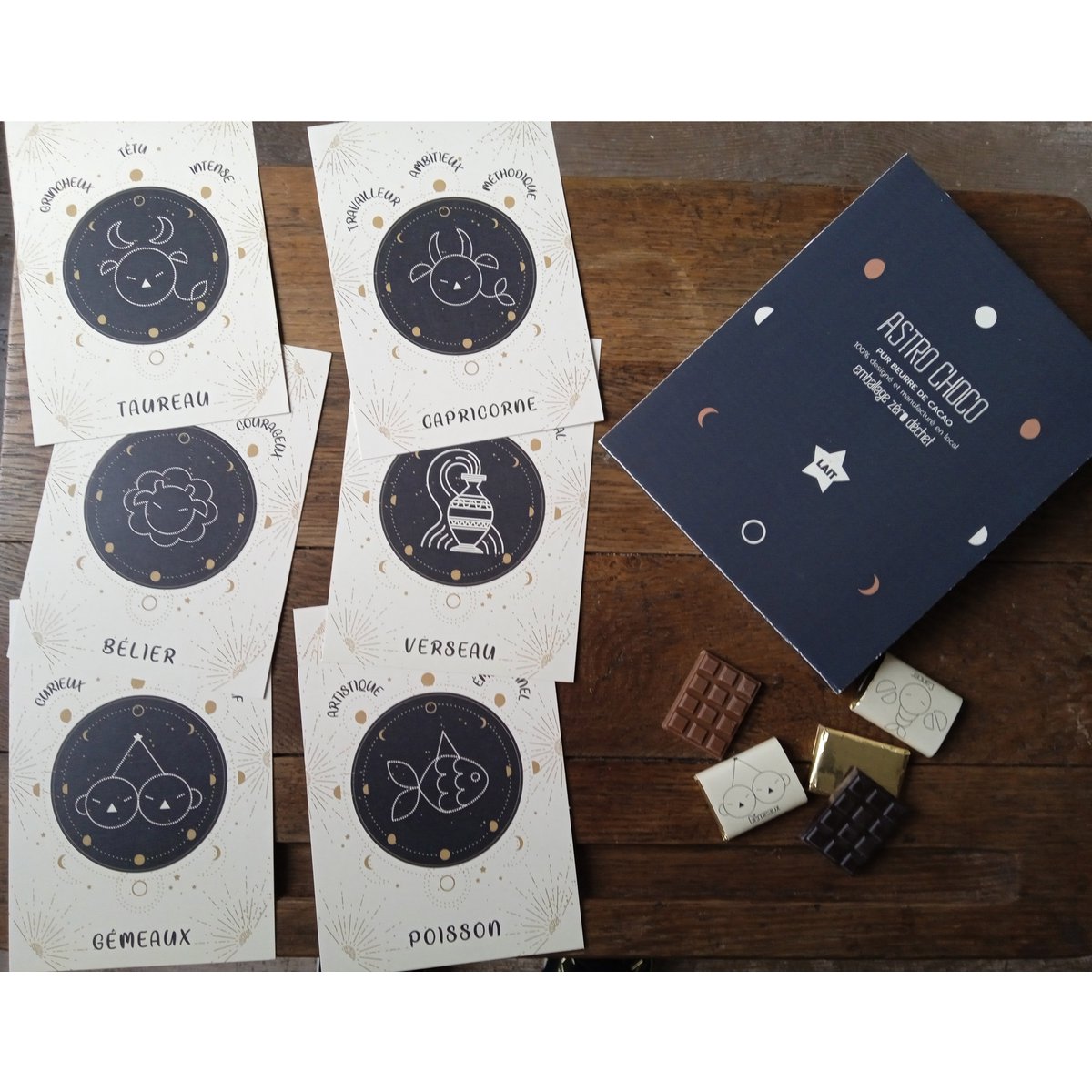 ASTROLOGI CHOKOLADER -SORT- FOTORAMME EMBALLAGE © + KORT