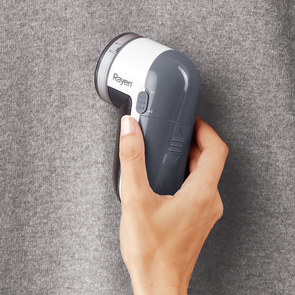 Rayén | Quitapelusas eléctrico | Incluye pilas | Con cubierta protectora de acrilonitrilo butadieno estireno, blanco/gris | Para todo tipo de prendas | Multifuncional | Dimensiones: 13 x 6,8 x 5,8 cm