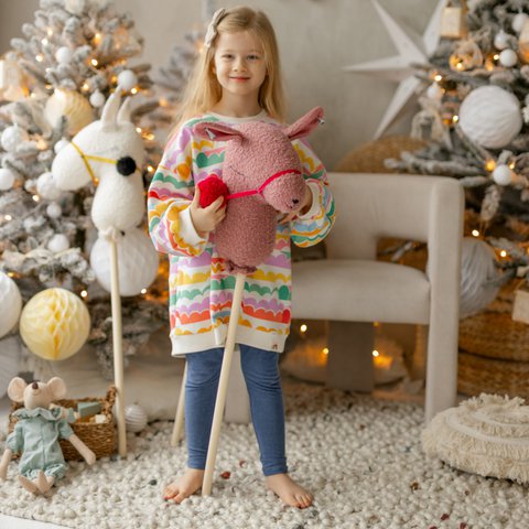 MINICAMP Handgemaakte Llama Alpaca Hobby Horse Stick Toy van Boucle in Rose