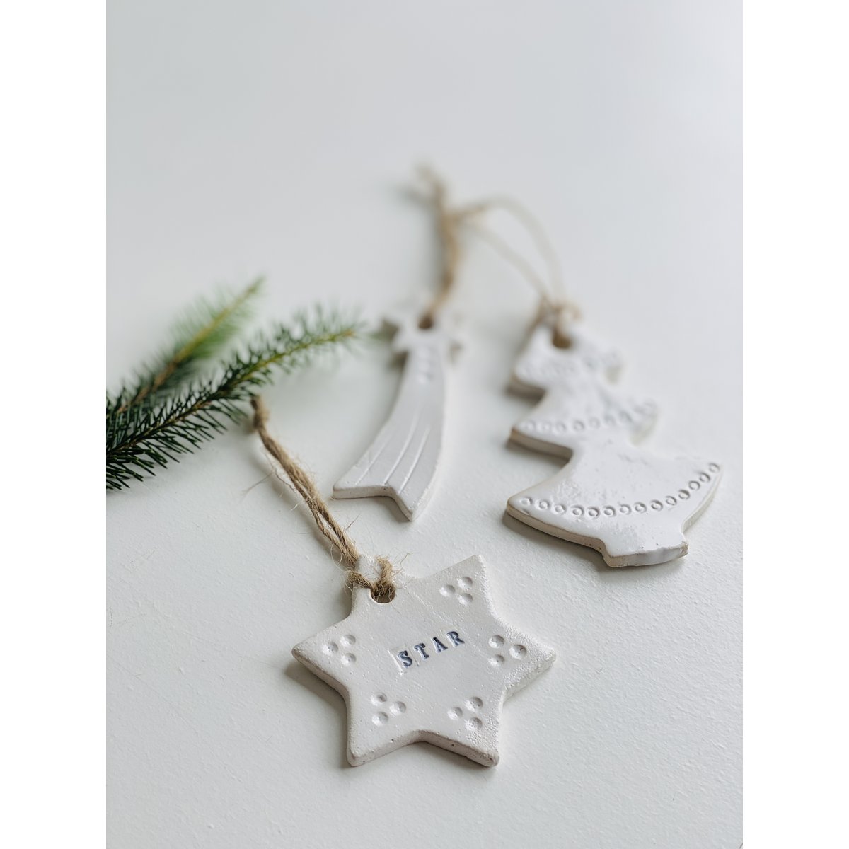 Kerst cadeau: setje witte kerstboomhangers van keramiek