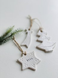Kerst cadeau: setje witte kerstboomhangers van keramiek