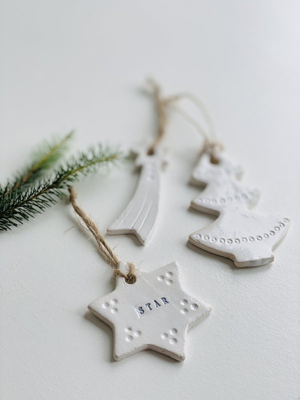 Kerst cadeau: setje witte kerstboomhangers van keramiek