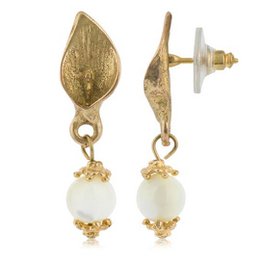 Ohrringe aus Cala und Perlmutt in Gold