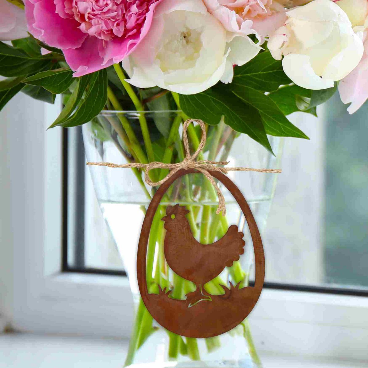 Paasdecoratie kip in het ei | Hangende raamdecoratie voor Pasen | 15 cm x 11 cm
