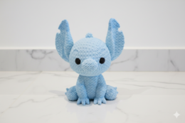 Eterna Wonder — Figura Criatura Fantástica Estilo Tejido — Mini Escultura Decorativa — Azul Claro — 15 cm