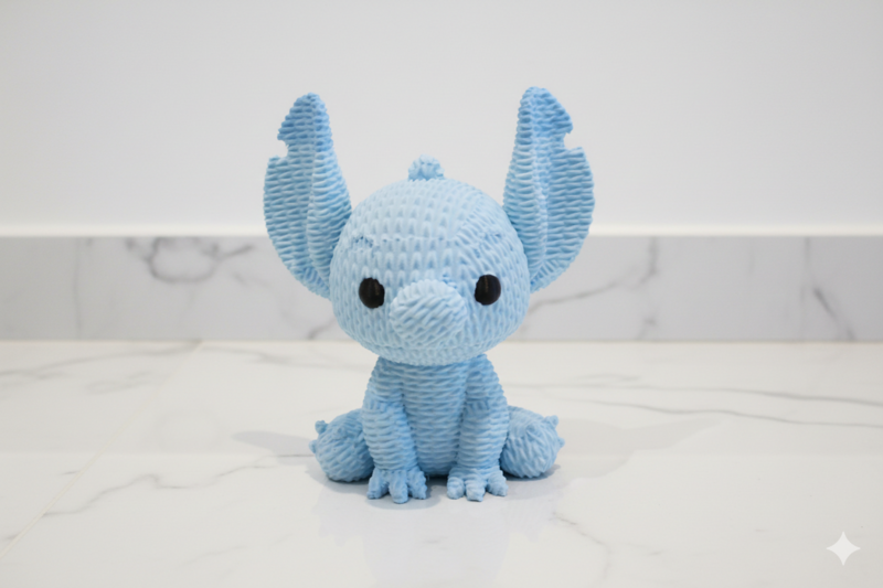 Eterna Wonder — Fantasy Creature Figur i strikket stil — Dekorativ miniskulptur — Lyseblå — 15 cm