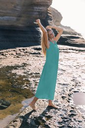 SUNSET — Vestido midi de lino sin mangas con cuello en V