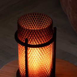 Lámpara PRISM ámbar – Pantalla geométrica moderna, PETG reciclado, iluminación ambiental, E14