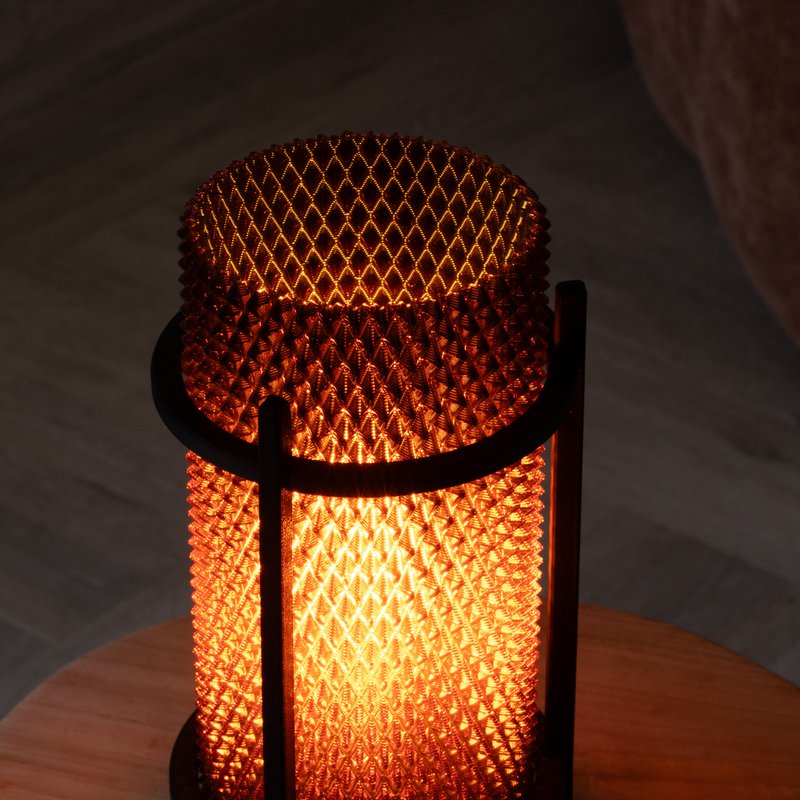Lámpara PRISM ámbar – Pantalla geométrica moderna, PETG reciclado, iluminación ambiental, E14