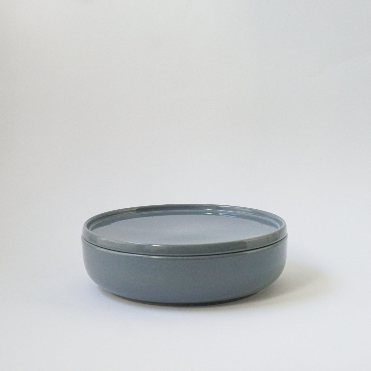 Shell 22 cm with lid/plate Hollyhock - Fjord Blue - 1,000 ml