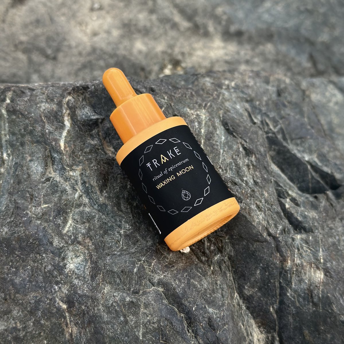 Waxing Moon Essential Oil Blend – Cinnamon, Clove & Peppermint – Energy, Focus, Moon Ritual, Vegan - 30 ml