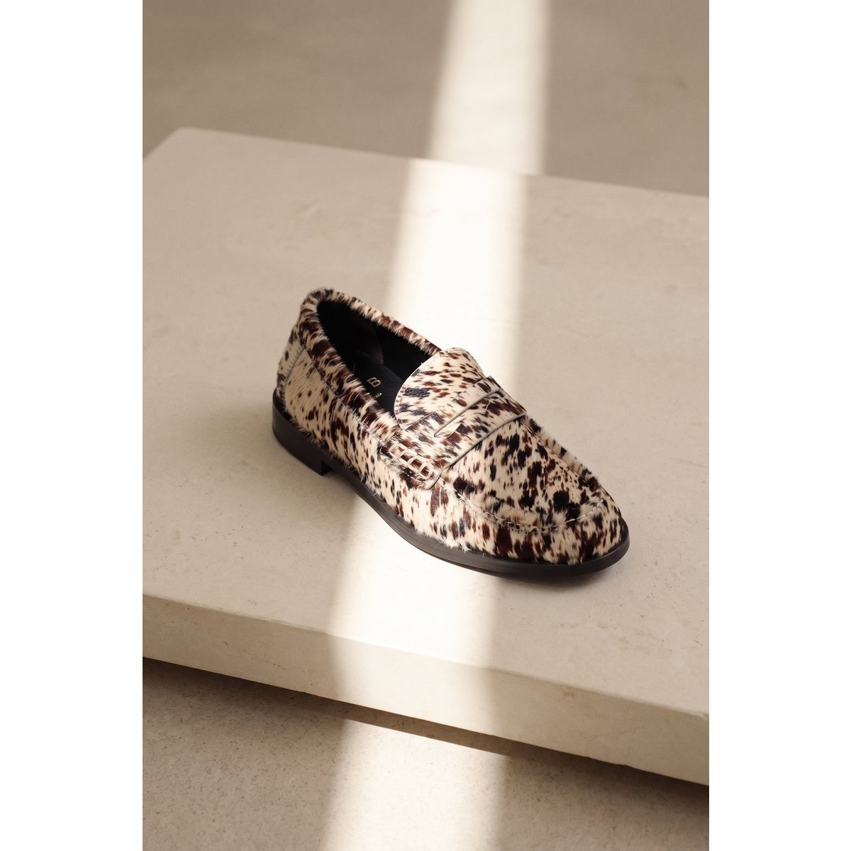 EMILIA COW PRINT – Slipper aus Rindsleder