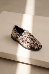 EMILIA COW PRINT – Slipper aus Rindsleder