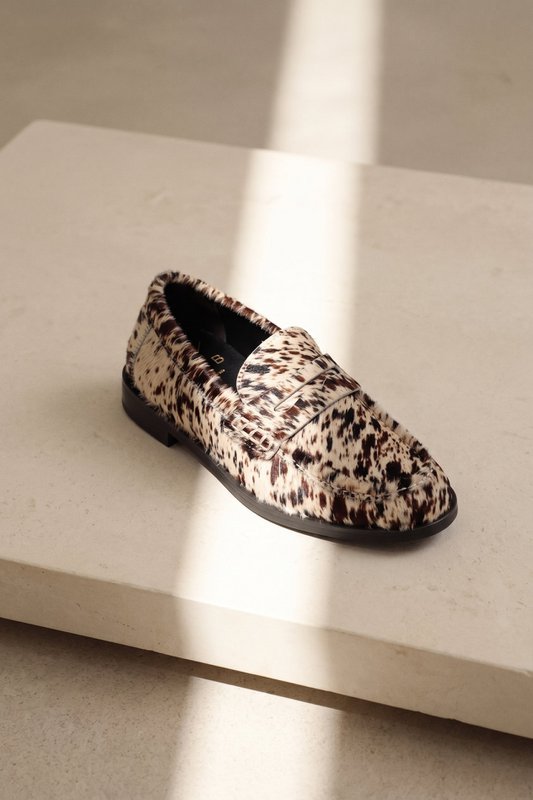 EMILIA COW PRINT – Slipper aus Rindsleder