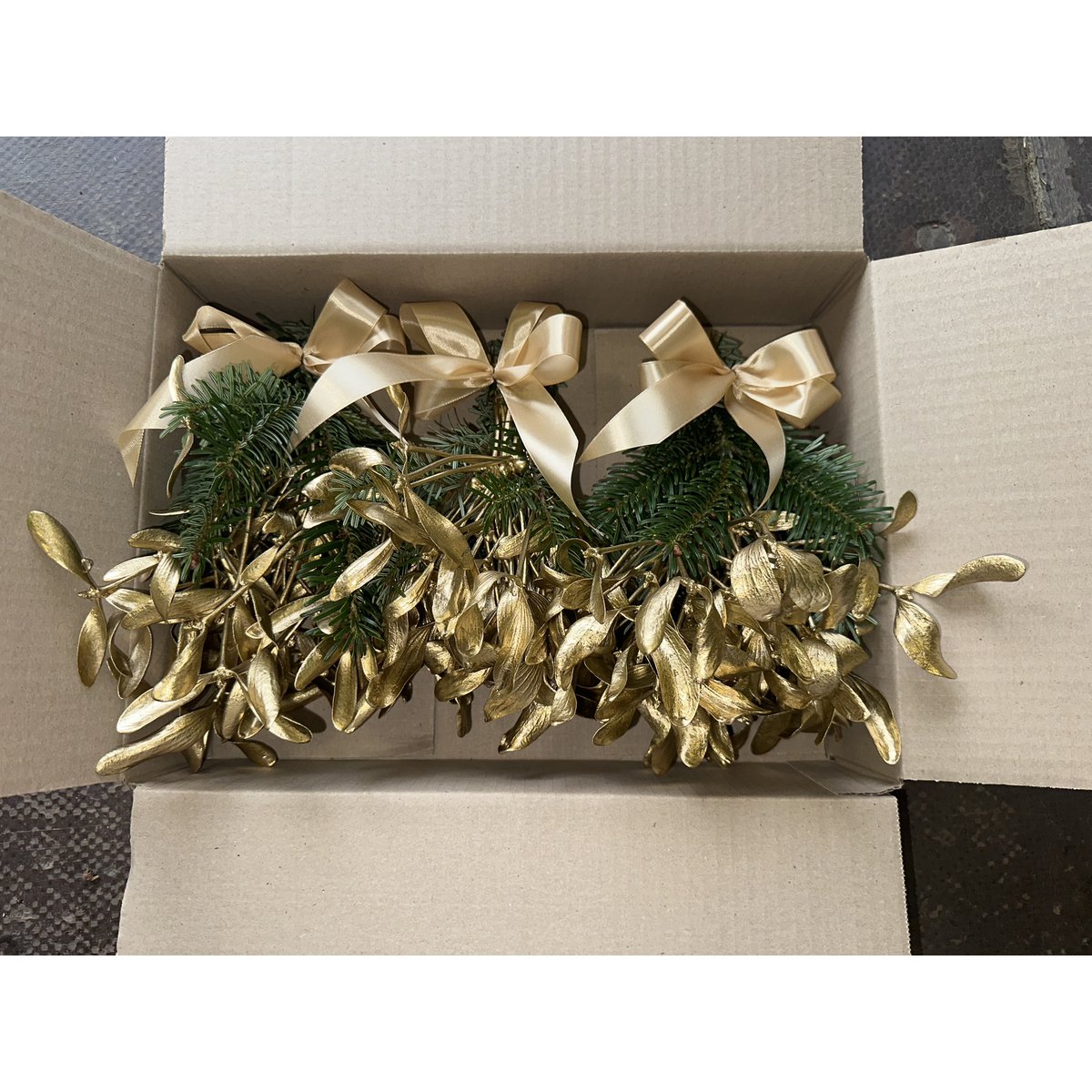 Christmas Box Mistletoe – Metallic Gold (8 packs of 3 bundles)
