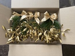 Caja Navideña Muérdago – Oro Metálico (8 paquetes de 3 paquetes)