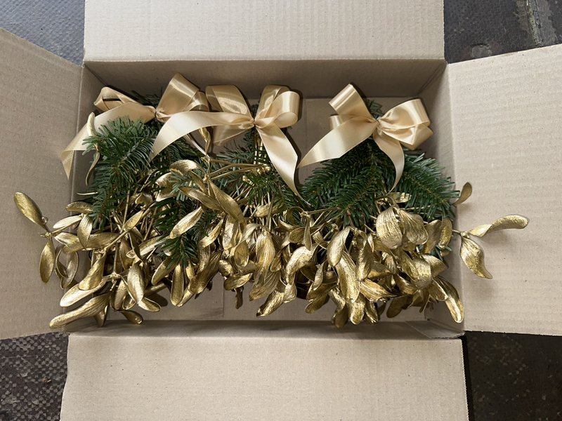 Caja Navideña Muérdago – Oro Metálico (8 paquetes de 3 paquetes)