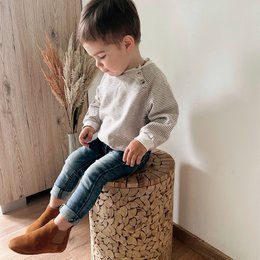 Cognac-colored Chelsea boots for babies, featuring a round toe and ankle-high design. Suitable for sizes 18-21.