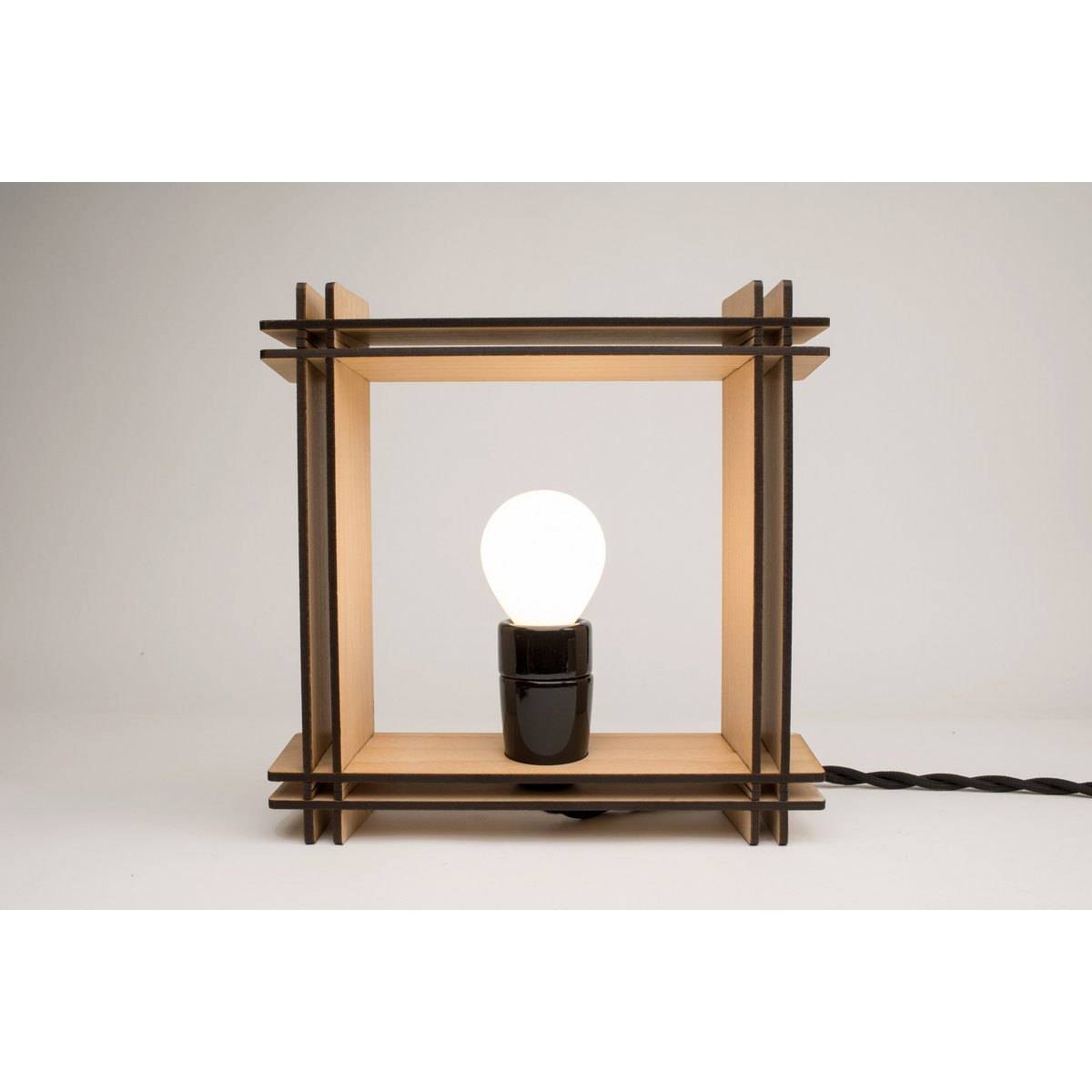 Hashtag LAMPE Nr. 1 firkantet bøg – Minimalistisk dæmpbar bordlampe – julegave