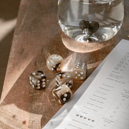 Juego de dados marrón (PU = 8 juegos)