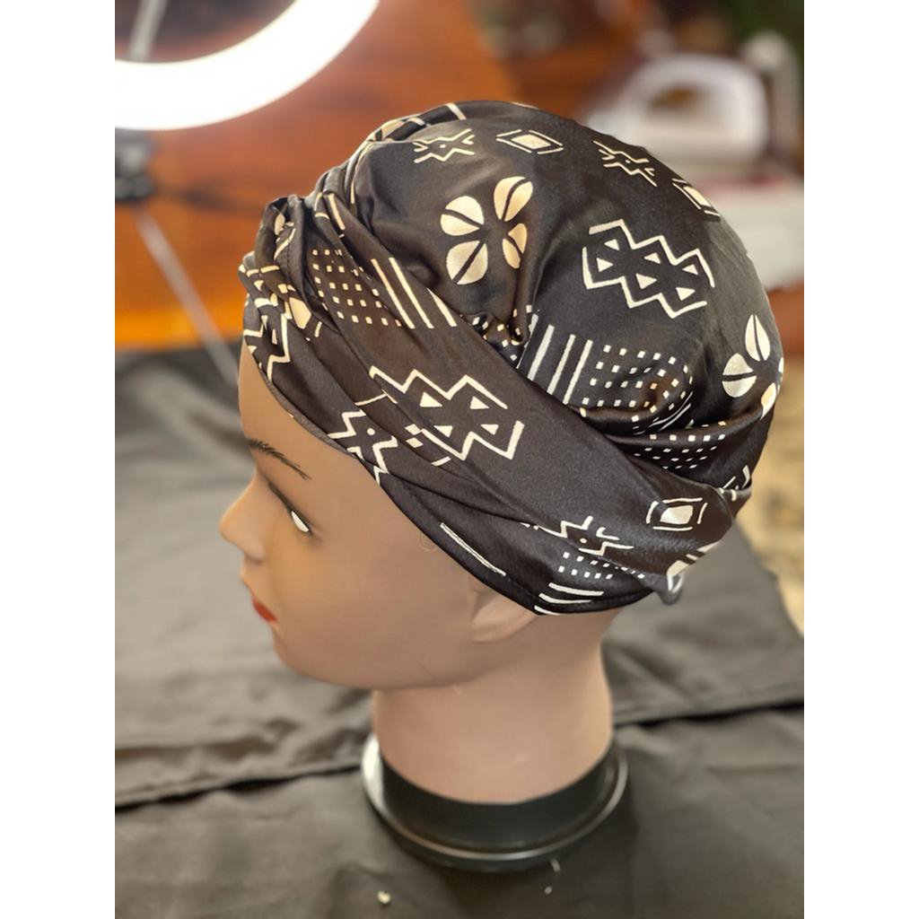 Satynowa czapka śpiąca Mama Theresa na afro -locken - Polka Dot Bogolan Print