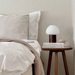 Drewniana lampa Fynn w kolorze ciemnobrązowym