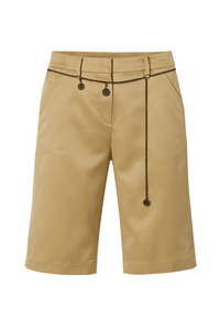 Bermudas entalladas en beige dorado: estructura elegante con detalles modernos