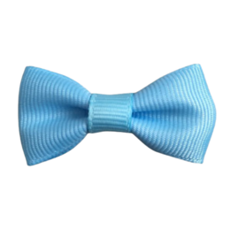Sky blue bow hair clip for babies. Soft, grosgrain ribbon bow in a light blue color. Suitable for infants and toddlers.