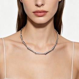 Halskette mit konischem Element und Zirkonia
