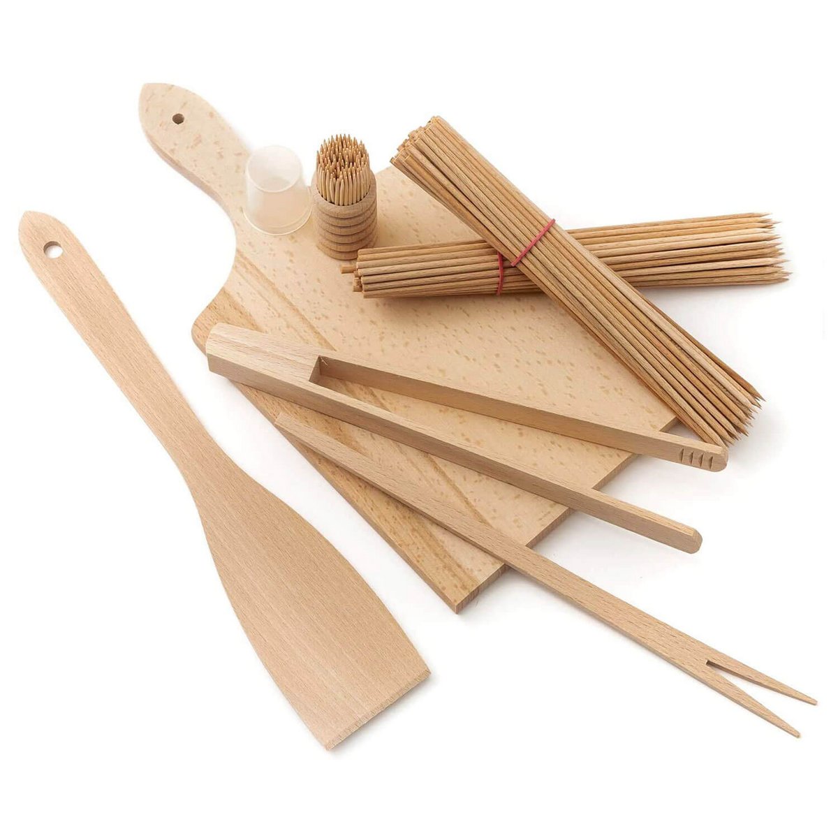 Set mit Grillutensilien aus Holz (Schneidebrett, Pfannenwender, Grillzange, Gabel, Zahnstocher, Spieße)