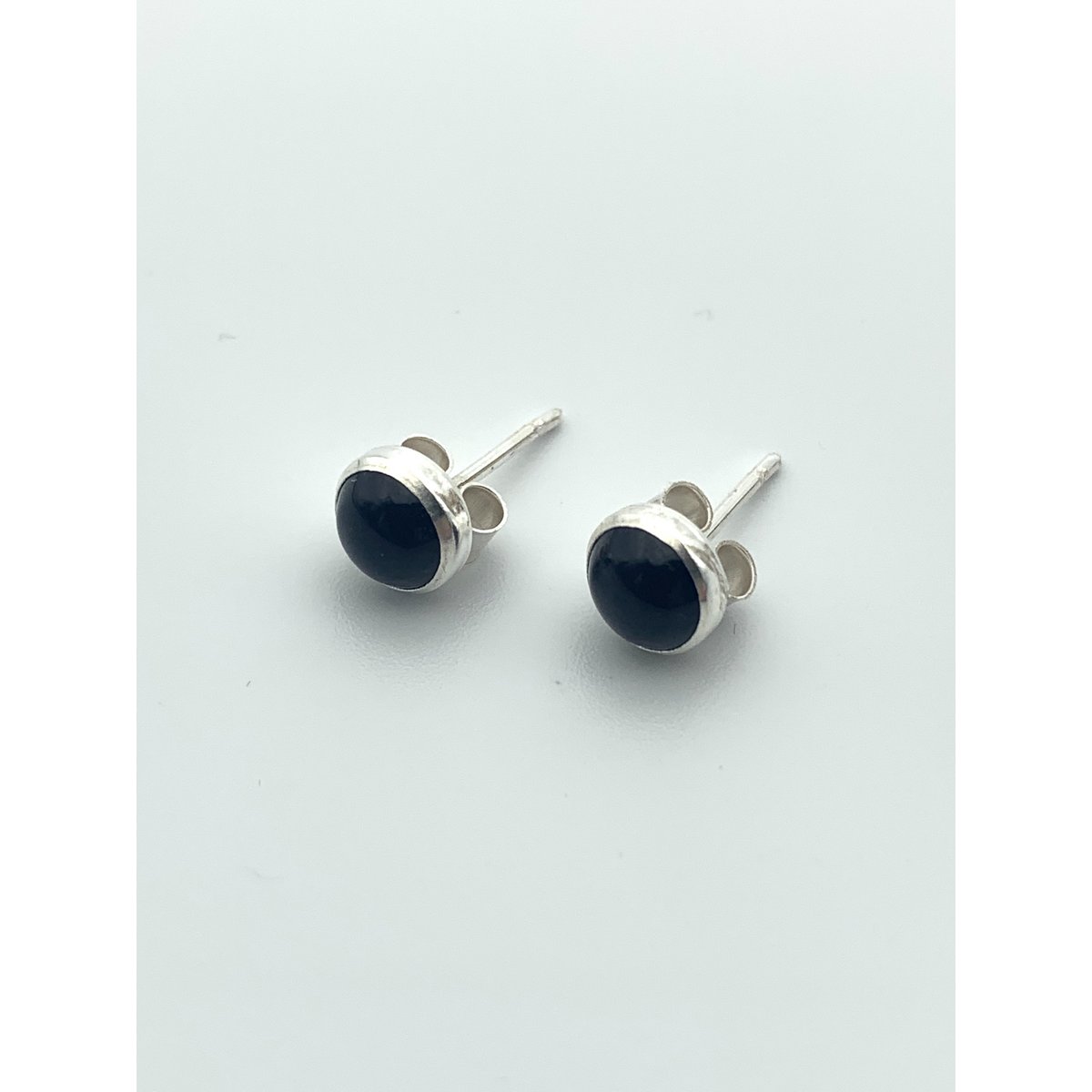 Silver ear stud 6mm onyx