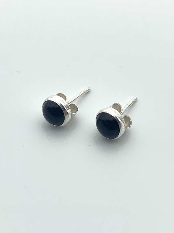 Silver ear stud 6mm onyx