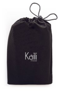 K0018AB | Car and Motorcycle Document Holder in genuine full-grain leather with a slight grain. Black colour. Automatic button closure. Dimensions: 19 x 13 x 1 cm. Packaging: Tnt bag