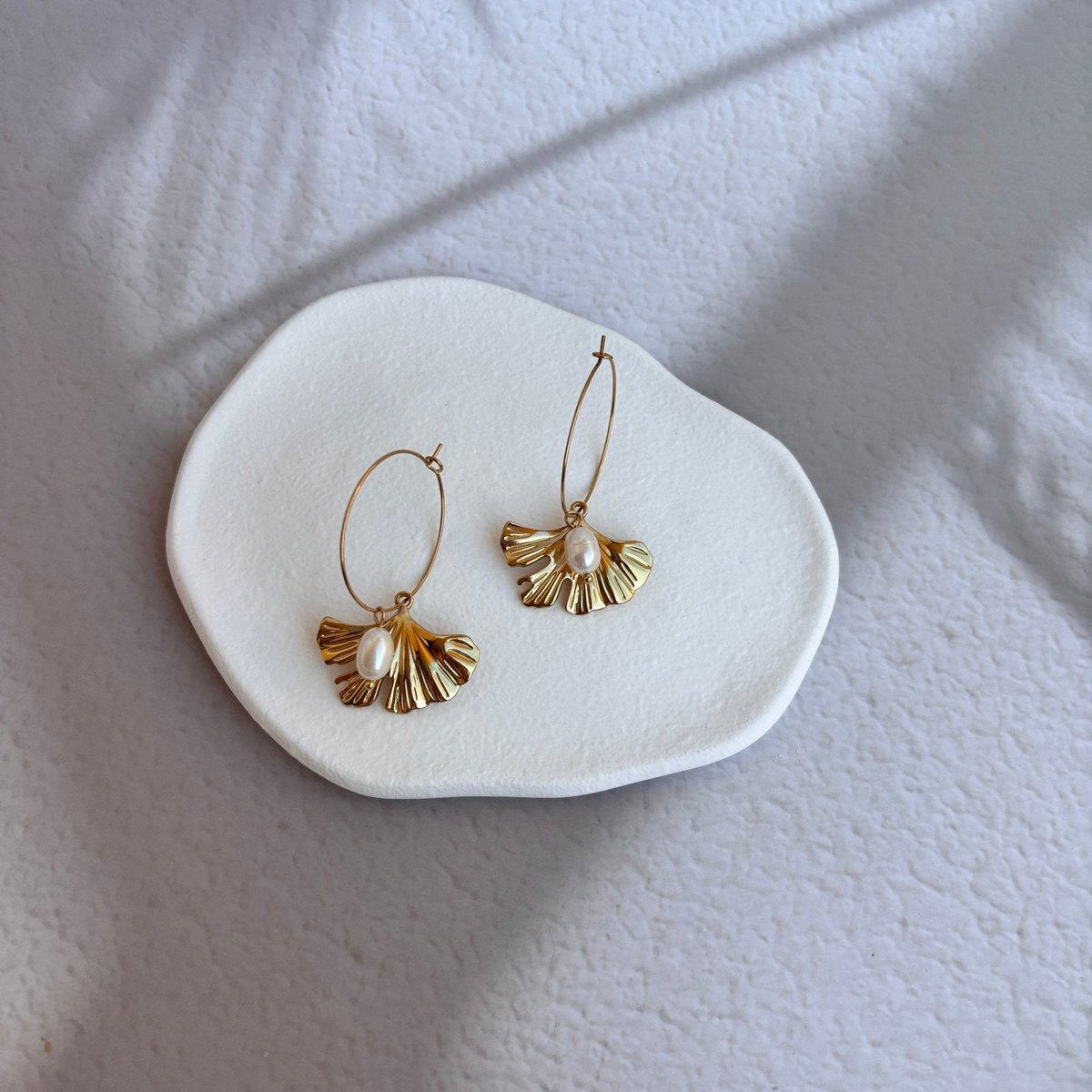Ginkgo Whisper – Ginkgo Leaf Circles med guldperle