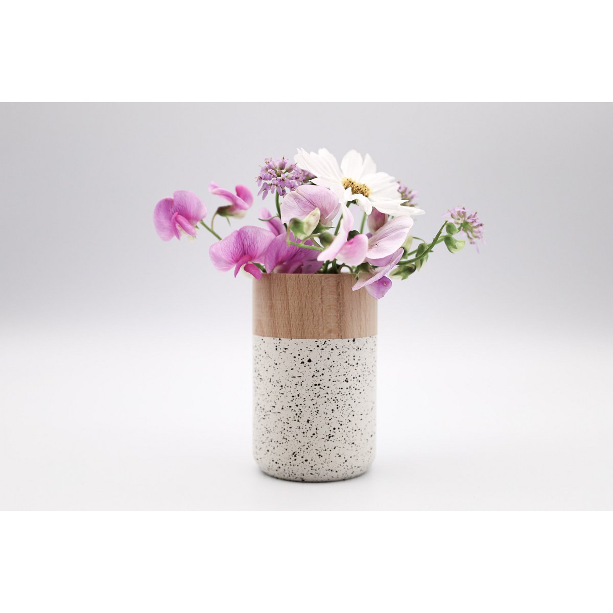 Piccolo vaso da fiori in legno - bianco maculato