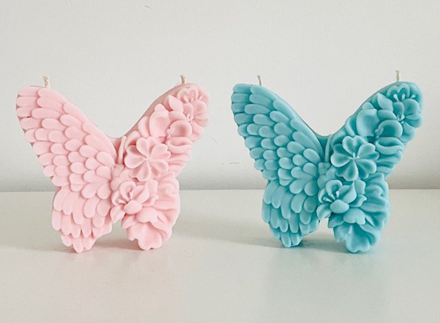 Handgegossener Kerzenschmetterling mit Blumendruck