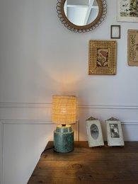Rundgrøn keramisk bordlampe med metallisk - sølvfarvet/antik gyldne strømme med rafia/rotting trommeskygge. 34 cm meget unikt farvedesign