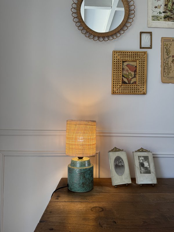 Rundgrøn keramisk bordlampe med metallisk - sølvfarvet/antik gyldne strømme med rafia/rotting trommeskygge. 34 cm meget unikt farvedesign