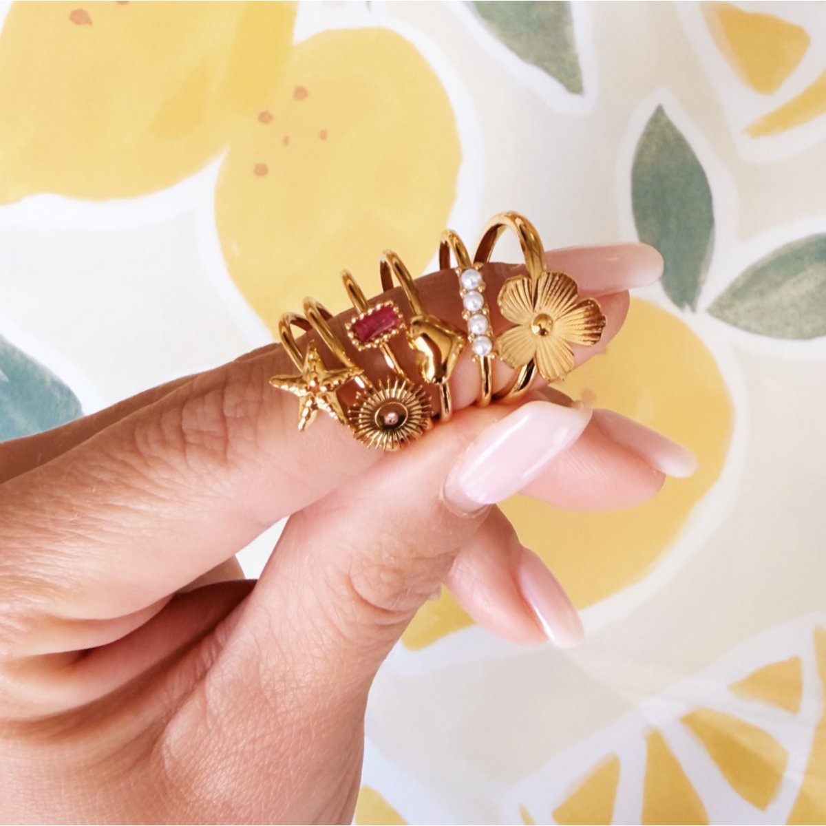 Minimalistischer Ring mit einer kleinen Blume
