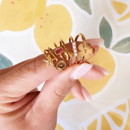 Minimalistischer Ring mit einer kleinen Blume