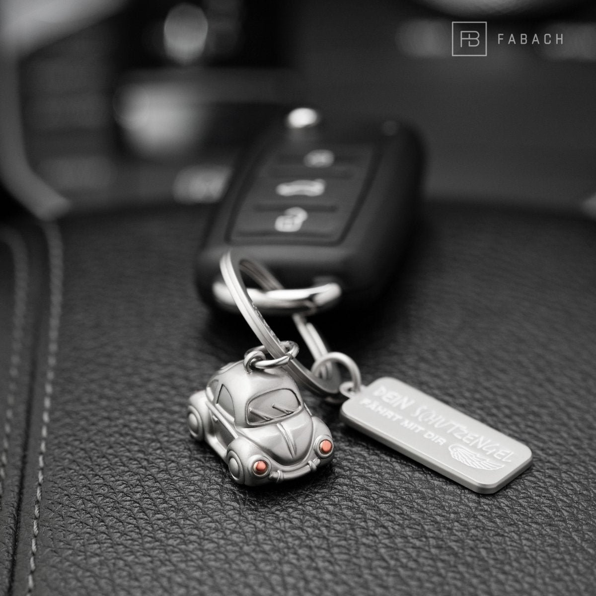 "Car" Miniatur Auto Schlüsselanhänger - Süßer Glücksbringer für Autofahrer - mit Gravur "Dein Schutzengel fährt mit Dir"
