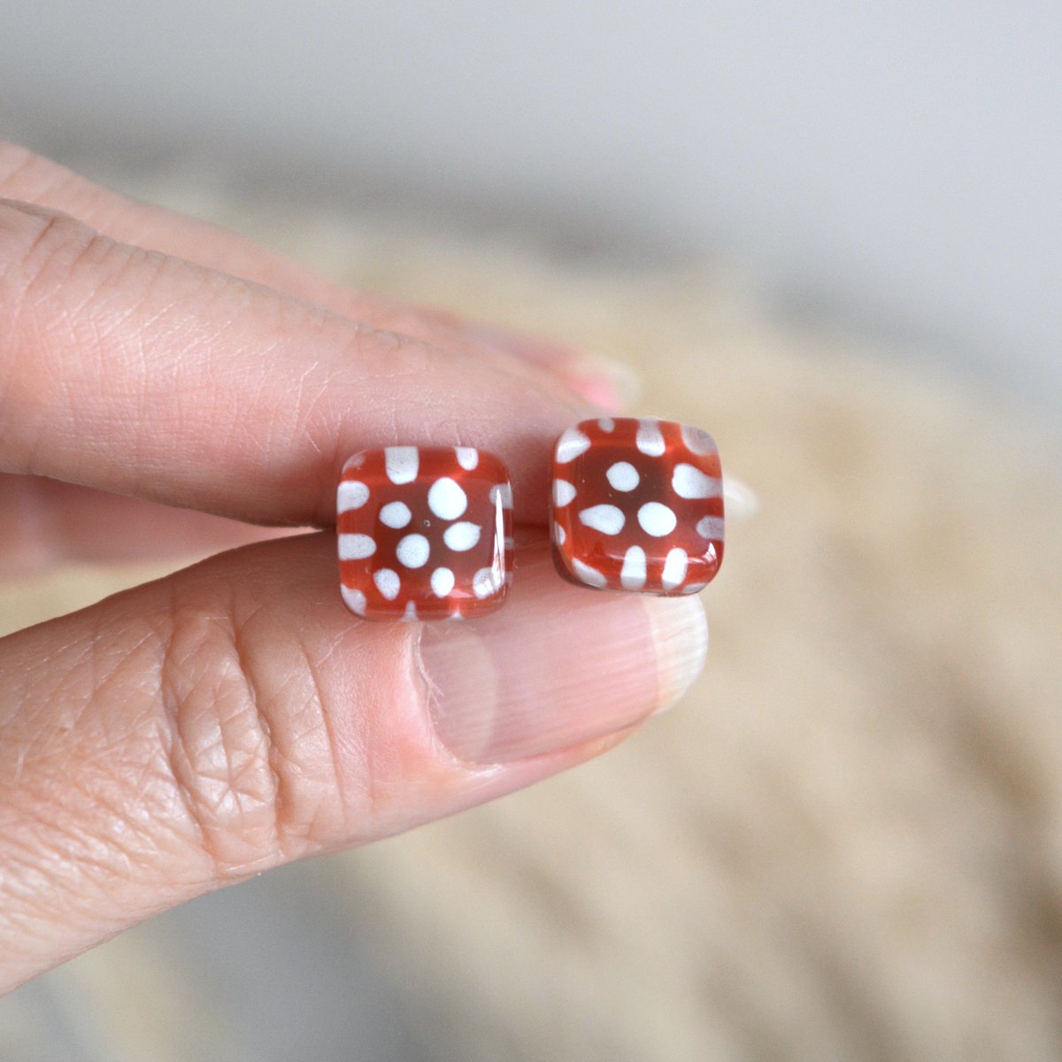 Kleine rode stippenoorknopjes met sterlingzilveren paaltjes