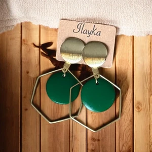 Geometrische oorbellen: gouden pastilles, zeshoekige hoepels en smaragdgroen hout – grafisch en elegant ontwerp