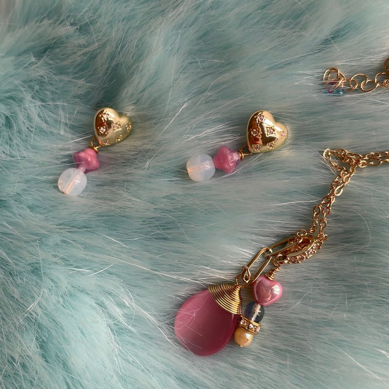 Collier pendentif pierre précieuse rose avec chaîne délicate plaqué or