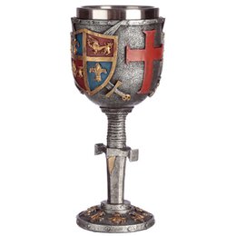 Escudo decorativo y copa de espada.